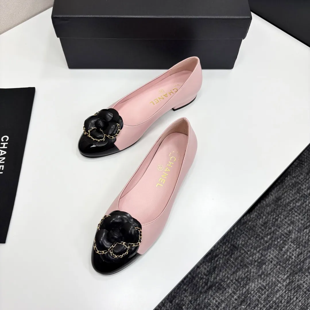👟👟Ex-factory price 580👟👟 CHANEL｜Chanel Chanel 25C early spring new product Camellia series flat shoes This season’s Camellia series is really beautiful😍 Grandma Xiang’s family has always been elegant and ladylike, full of high-end sense! It’s very nice on the feet~ Whether worn barefoot or paired with skirts or trousers, it’s very versatile! Incomparably beautiful! Extraordinarily fairy 🧚 Overwhelmingly girly‼ ️ The upper is made of imported lambskin, the lining is made of mixed sheepskin, and the Italian A-grade leather outsole Size: 35-39 (40/41 customized)